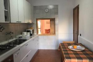 uma cozinha com um lavatório e uma mesa em Rosato apARTment in Porto Cesareo em Porto Cesareo