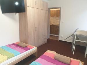 1 dormitorio con 2 camas, mesa y escritorio en Apartmany Chodov, en Praga