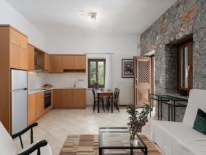 una cucina e un soggiorno con divano e tavolo di Aura Traditional Apartment a Prinés