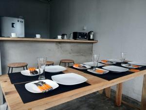 une table en bois avec des assiettes de nourriture dessus dans l'établissement Olympus House, à Mirissa 31 autres photos