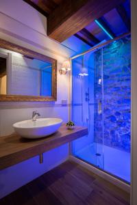 a bathroom with a tub, sink, and mirror at Agri Resort & SPA Le Colline del Paradiso in Vaglia