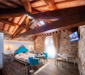 sypialnia z łóżkiem, stołem i krzesłami w obiekcie Agri Resort & SPA Le Colline del Paradiso w mieście Vaglia