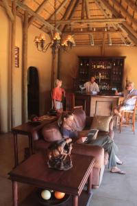 Ο χώρος του lounge ή του μπαρ στο Zebra Kalahari Lodge