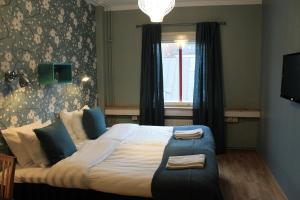 a bedroom with a large bed and a window at Uppsala CityStay Hotel in Uppsala