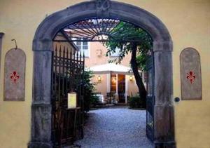 盧卡的住宿－The Tuscanian Hotel，带有铁门的建筑物入口