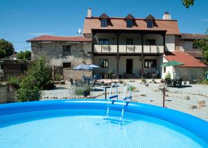 Bazén v ubytování L'Ancien Presbytère Chambres D'hote ou Gite nebo v jeho okolí