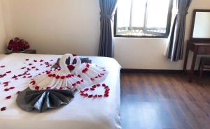 Postel nebo postele na pokoji v ubytování Le Grey Dalat Hotel