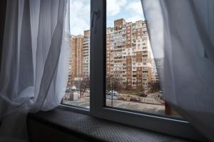 キーウにあるCityApartments Kyiv Akademmistechkoの大きな建物を望む窓