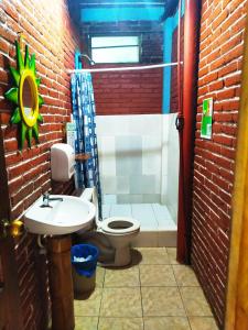 een badkamer met een toilet en een wastafel bij Iguana Beach House in Montañita