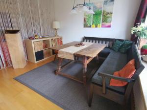 ein Wohnzimmer mit einem Holztisch und einem Sofa in der Unterkunft Gartenblick in Mittenwald