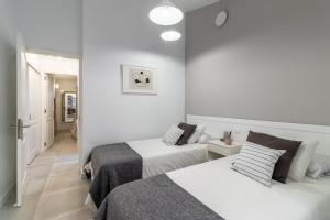 Katil atau katil-katil dalam bilik di Flatguest Orinoco + Pool + Terrace + Garden