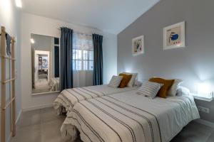 Katil atau katil-katil dalam bilik di Flatguest Orinoco + Pool + Terrace + Garden