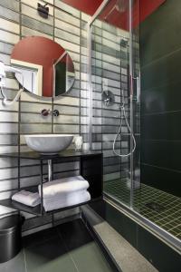 ein Bad mit einem Waschbecken und einer Dusche in der Unterkunft Mastropasqua BB in Neapel