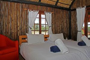 Katil atau katil-katil dalam bilik di Camelthorn Kalahari Lodge +17 gambar