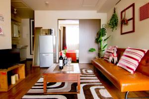 Cosy apartment Sapporo K في سابورو: غرفة معيشة مع أريكة وطاولة
