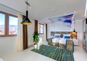 Diamond Rain Boutique Hotel tesisinde bir odada yatak veya yataklar