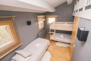 Una cama o camas cuchetas en una habitación  de Unique Chalet right on the slopes with view and PK