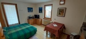 a living room with a couch and a table at Residenza Capinera in Bormio