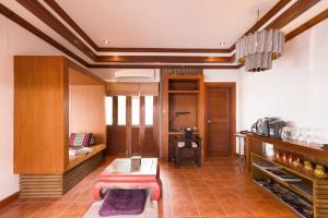 a living room with a couch and a table at Pao Jin Poon Villa in Lamai
