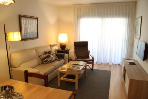 salon z kanapą i stołem w obiekcie Apartaments Centre Figueres w mieście Figueres