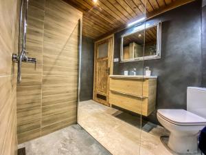 ein Badezimmer mit Toilette und Glasduschkabine in der Unterkunft Kashubia Cottage in Przewóz + 38 Fotos