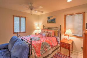 un dormitorio con una cama y un sofá en St Simons Island Banana House - 5 Min to Beach!, en Mallory Park 19 fotos más