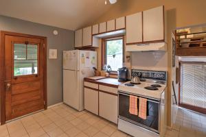 Gallery image of St Simons Island Banana House - 5 Min to Beach! in Mallory Park