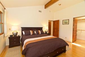 een slaapkamer met een groot bed en 2 lampen bij Custom Mediterranean-Style Santa Barbara Apartment in Carpinteria