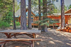 Zahrada ubytování Hot Tub, Deck and Trail Access Shaver Lake Cabin