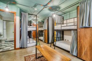 Двухъярусная кровать или двухъярусные кровати в номере Selina Chapinero Bogota