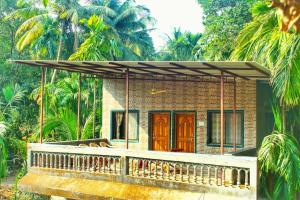 拉特纳吉里Bharja Inn, Kelshi的前面有遮篷的小砖房