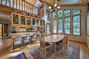 cocina y comedor con mesa y sillas en Cloudcroft Mtn Home with Patio, Walk to Golf Course! en Cloudcroft