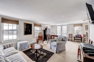 Televiisor ja/või meelelahutuskeskus majutusasutuses Ipswich Cottage Beautiful Views, 5 Mins to Beach