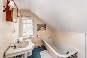 Vannituba majutusasutuses Ipswich Cottage Beautiful Views, 5 Mins to Beach +16 fotot