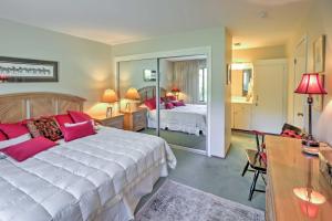 ein Schlafzimmer mit einem großen weißen Bett mit roten Kissen in der Unterkunft Peaceful Getaway on Silverado Golf Course with Patio in Napa