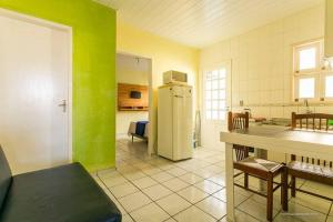 cocina con nevera blanca en una habitación en Apart 200m da praia, estacionamento, A/C, en Florianópolis