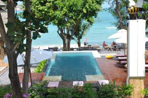 Bazén v ubytovaní Samui Honey Cottages Beach Resort - SHA Extra Plus alebo v jeho blízkosti