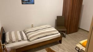 ein kleines Schlafzimmer mit einem Bett und einem Schreibtisch in der Unterkunft Ferienwohnung Schäfer in Landwehrhagen