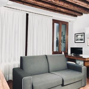 un soggiorno con divano e scrivania di Furlani house 6 a Venezia