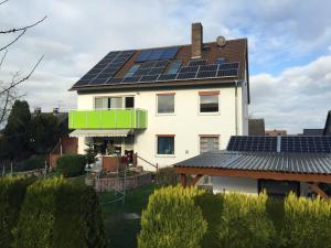 una casa con paneles solares en el techo en Ferienwohnung Schäfer, en Landwehrhagen