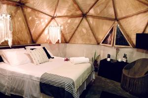 um quarto com uma cama numa tenda em Frequency em Holbox