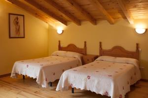 מיטה או מיטות בחדר ב-Casa Rural Roblejimeno