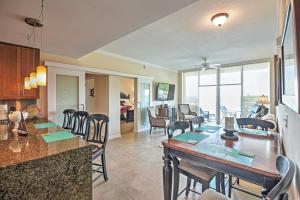 Φωτογραφία από το άλμπουμ του Beachside Biloxi Club Condo Balcony with Ocean View σε Biloxi
