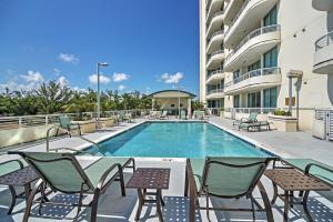 בריכת השחייה שנמצאת ב-Beachside Biloxi Club Condo Balcony with Ocean View או באזור