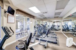 Fitness centrum a/nebo fitness zařízení v ubytování Sleek Gulfport Condo with Ocean Views and Pool Access!