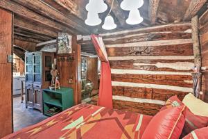 Een bed of bedden in een kamer bij Private Getaway on 270 Acres with Lake Swim and Canoe