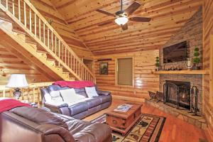 Posezení v ubytování Smoky Mountain Cabin with Hot Tub and Outdoor Kitchen
