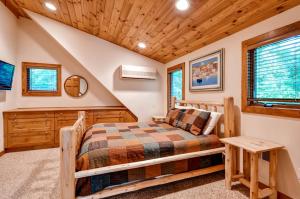 Ένα ή περισσότερα κρεβάτια σε δωμάτιο στο Waterfront Highland Lake Home with Deck and Dock