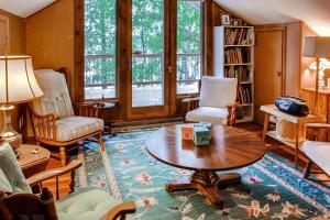 Spacious Brainerd Home by Dwtn - Summer Paradise! في برينرد: غرفة معيشة مع طاولة قهوة وكراسي