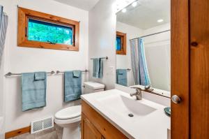 Ένα μπάνιο στο Waterfront Highland Lake Home with Deck and Dock +22 φωτογραφίες